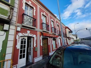 Casa en Neda que consta de planta baja preparada para negocio de hostelería, primera planta vivienda y bajo cubierta.